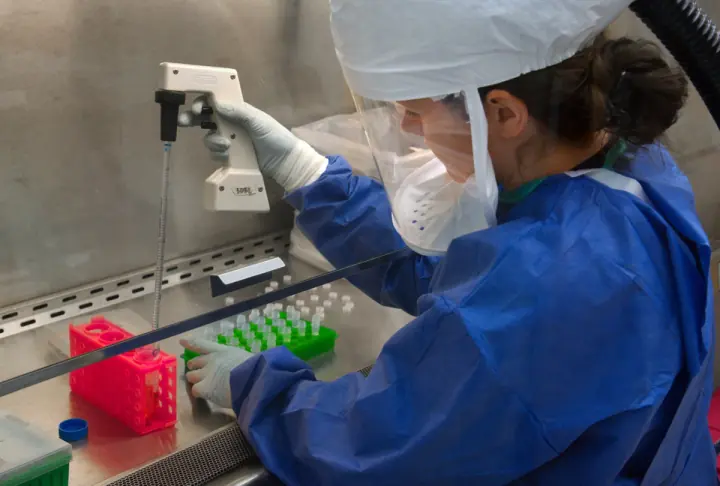 Investigación científica en un laboratorio