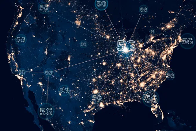 Night map of the United States with city lights and 5G nodes joined by lines, like a network of connections.